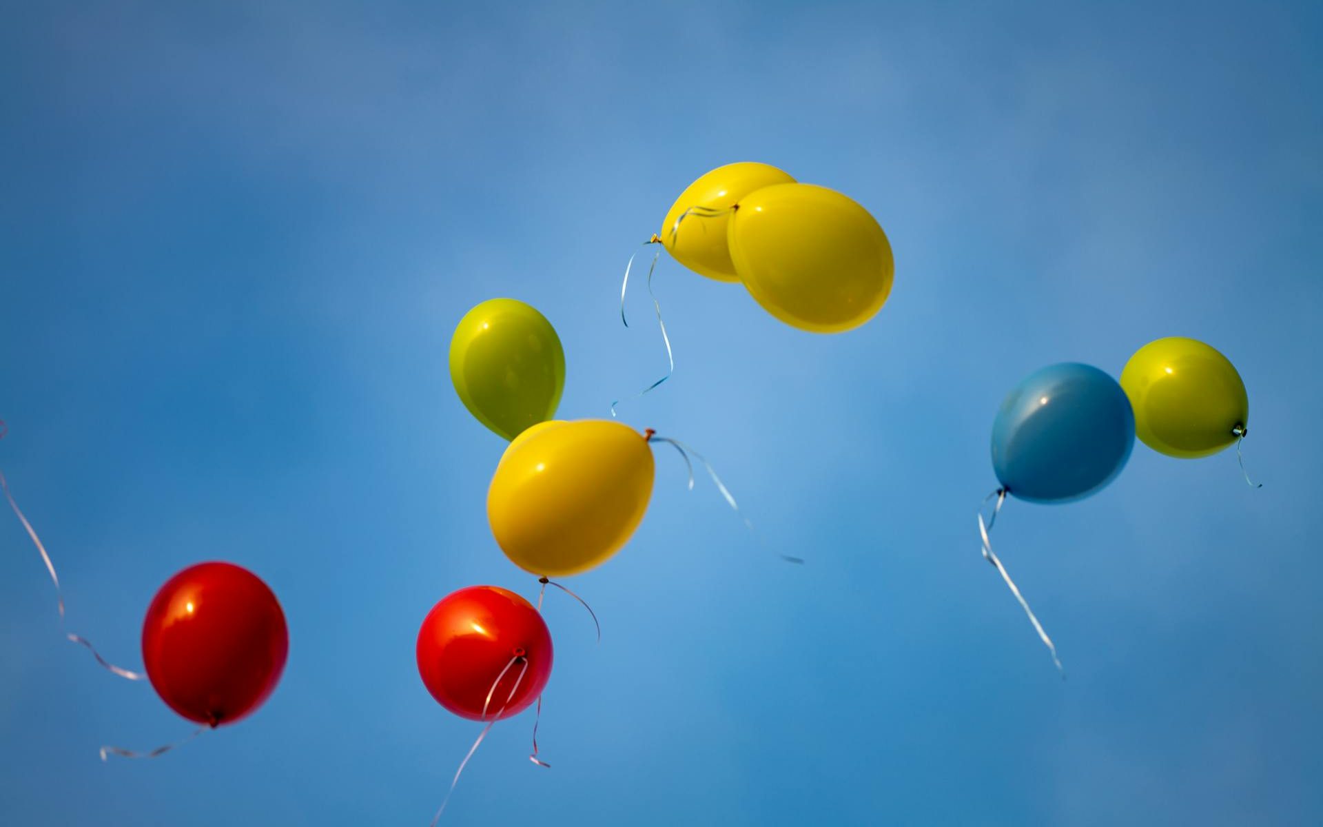 Ballons steigen zum Himmel auf