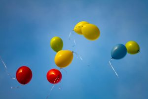 Ballons steigen zum Himmel auf